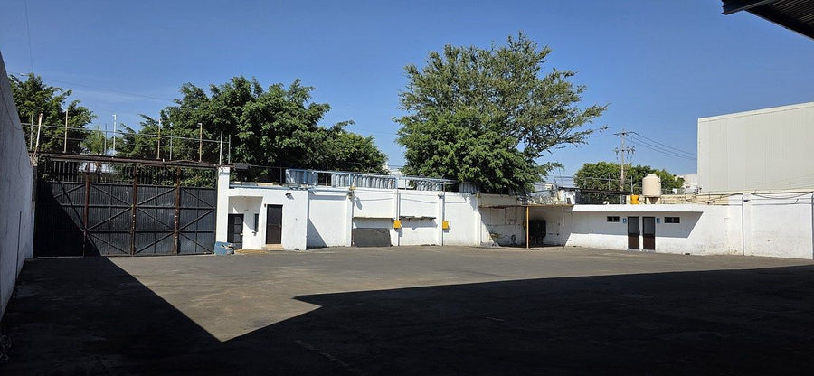 Patio de maniobras de la bodega